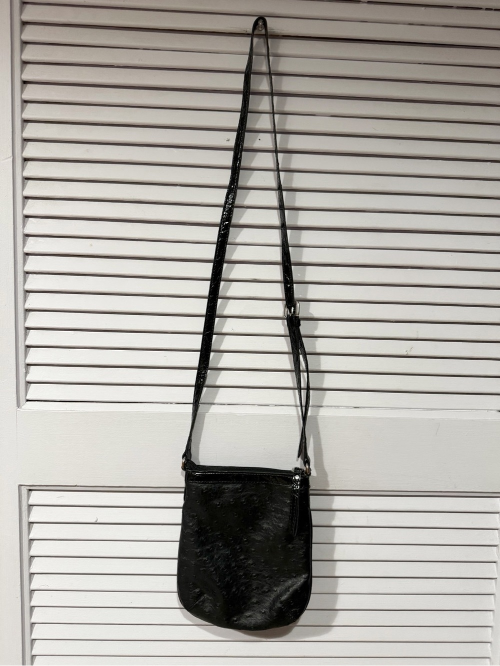 Guess Leather Crossbody  Purse Floral Print Interior with Silver Logo Plaque - Picture 2 of 15
